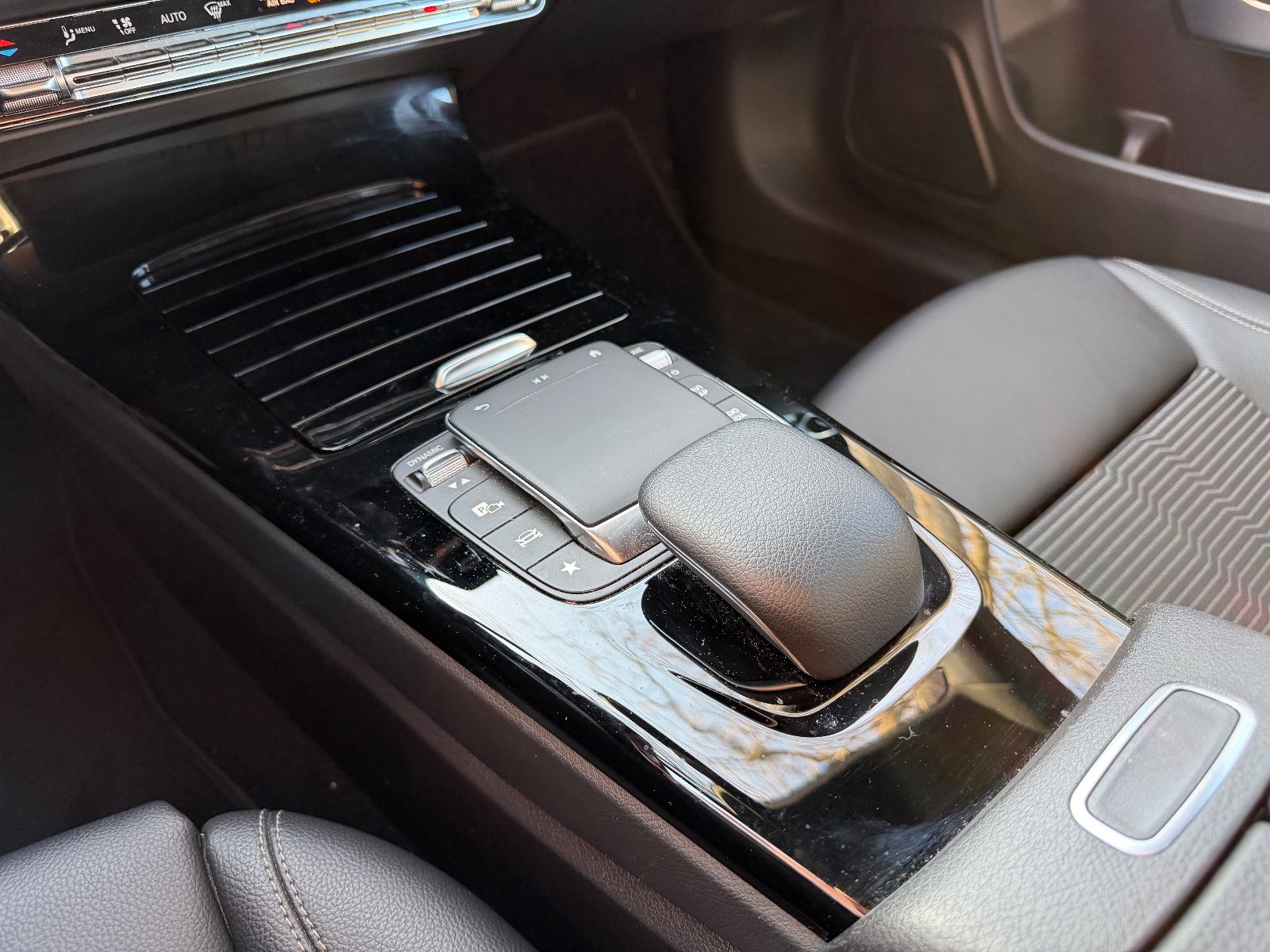 Fahrzeugabbildung Mercedes-Benz CLA 200 LED*AHK*KAMERA*TEMPO*NAVI*WIDESCREEN