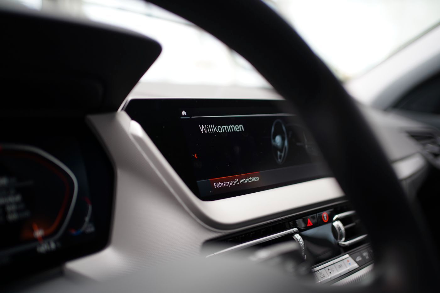 Fahrzeugabbildung BMW 118i Advantage +LED+PDC+LMR+Sport-Lederlenkrad+