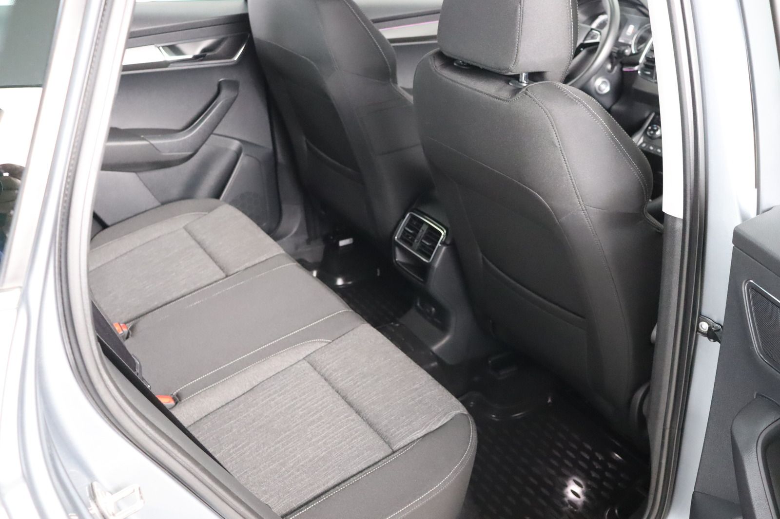 Fahrzeugabbildung SKODA Karoq 4x4 Memory * Navi * DSG * LED * AHK