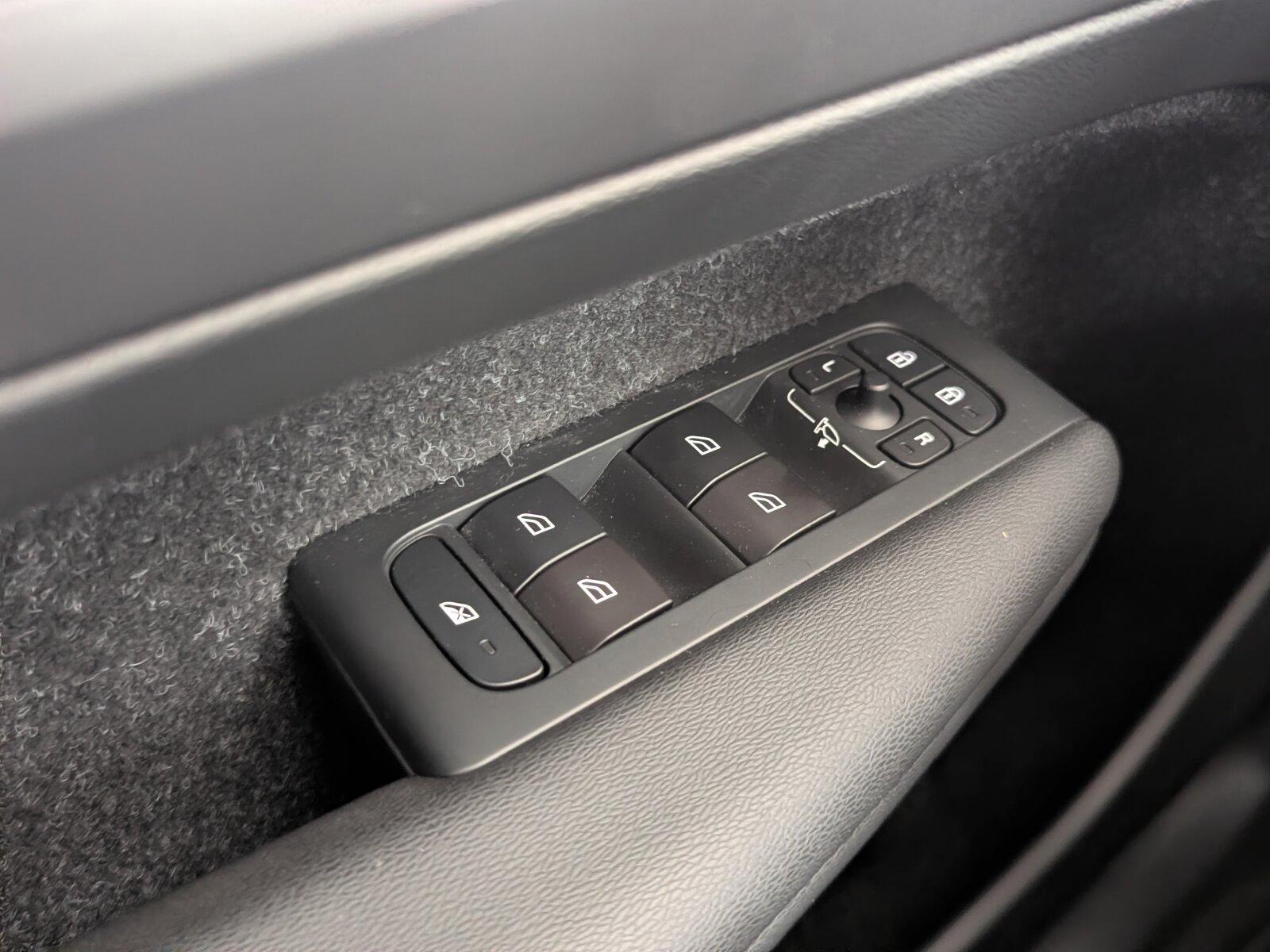 Volvo XC 40 D4 AWD Momentum LED+STDHZG+ACC+CARPLAY+