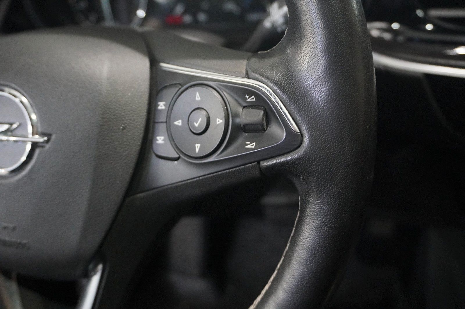 Fahrzeugabbildung Opel Insignia B ST 2.0D BUSINESS NAVI/HUD/KAMERA/AHK