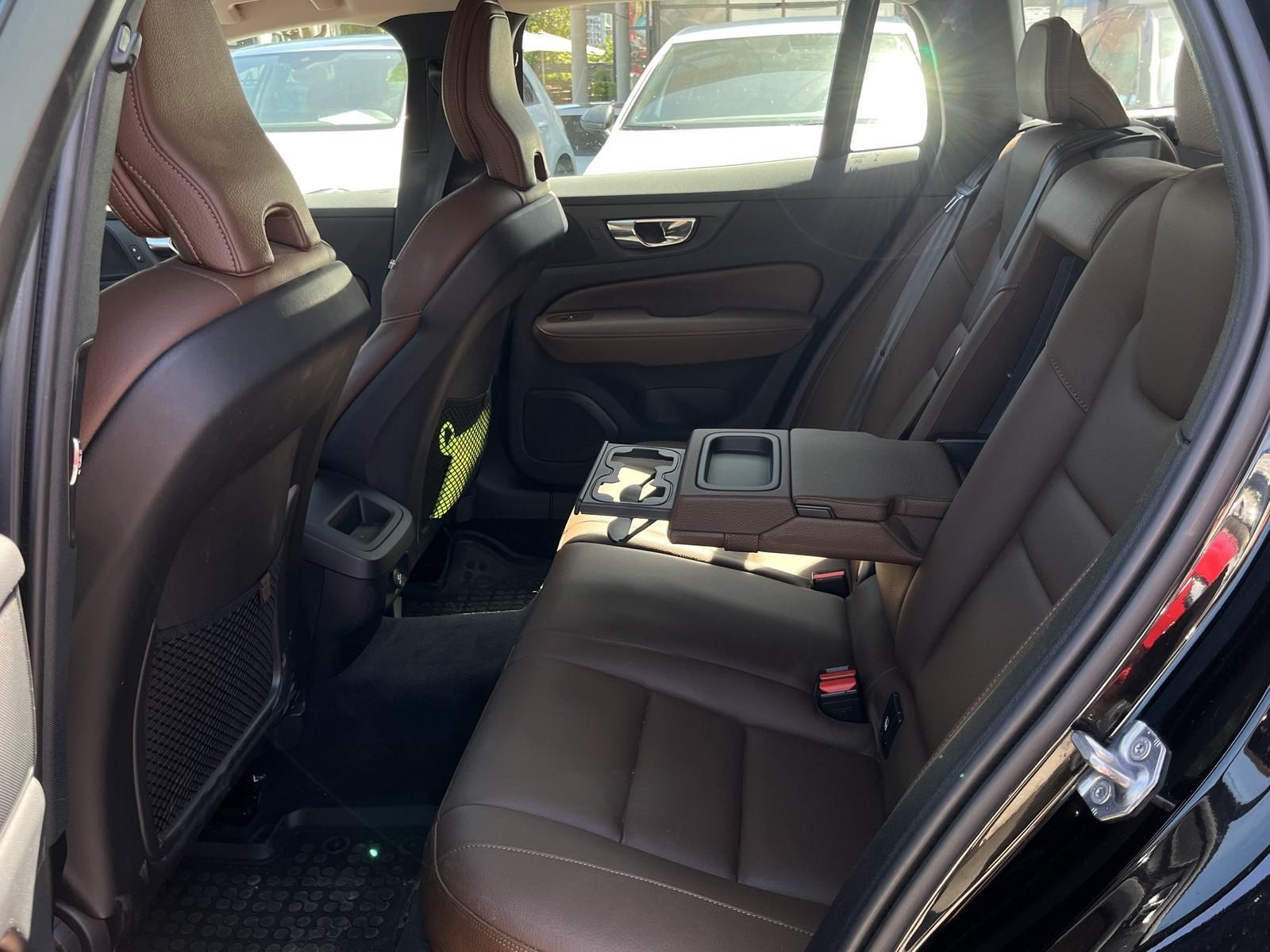 Volvo V60 Kombi AWD /HK-ANLAGE/LED/NAVI/LEDER/