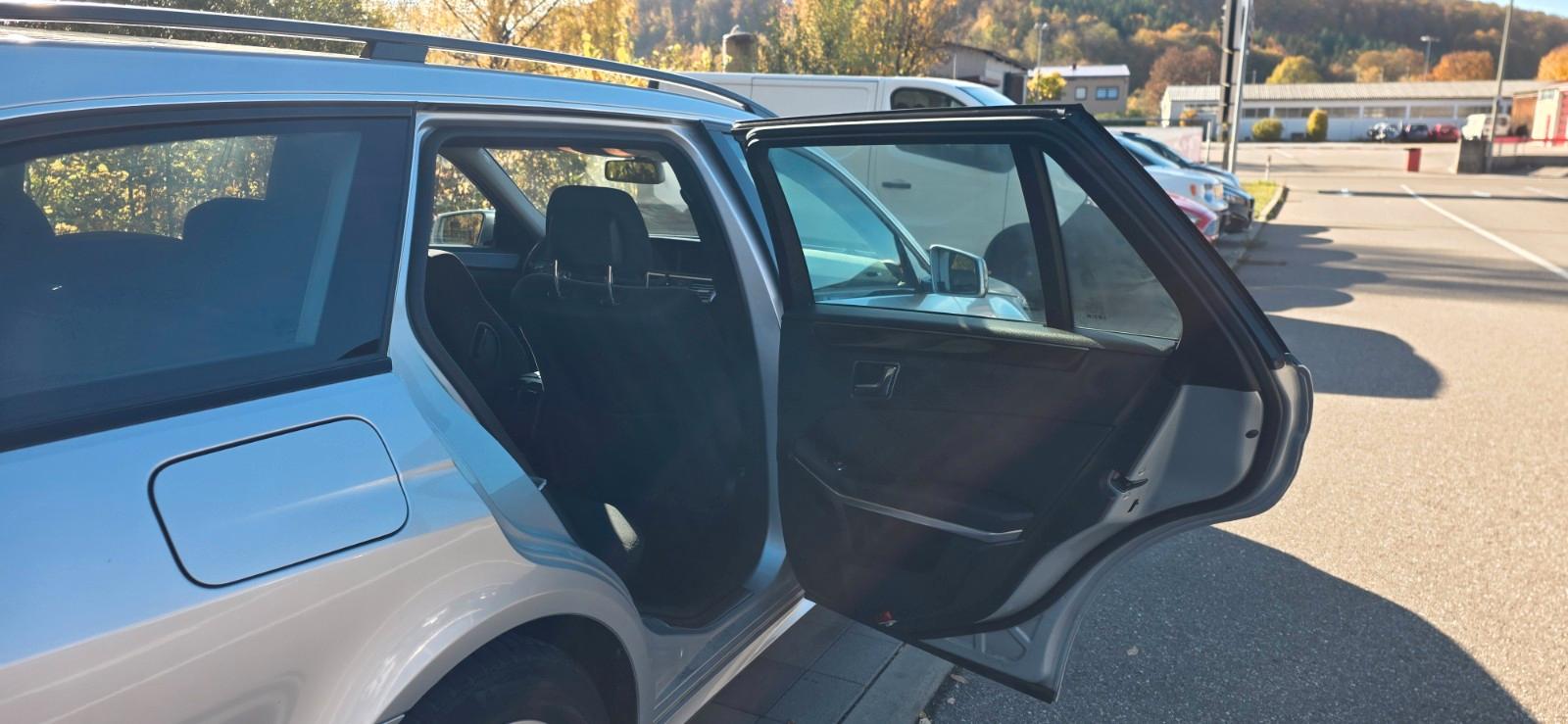 Mercedes-Benz E200 2010 — photo 21