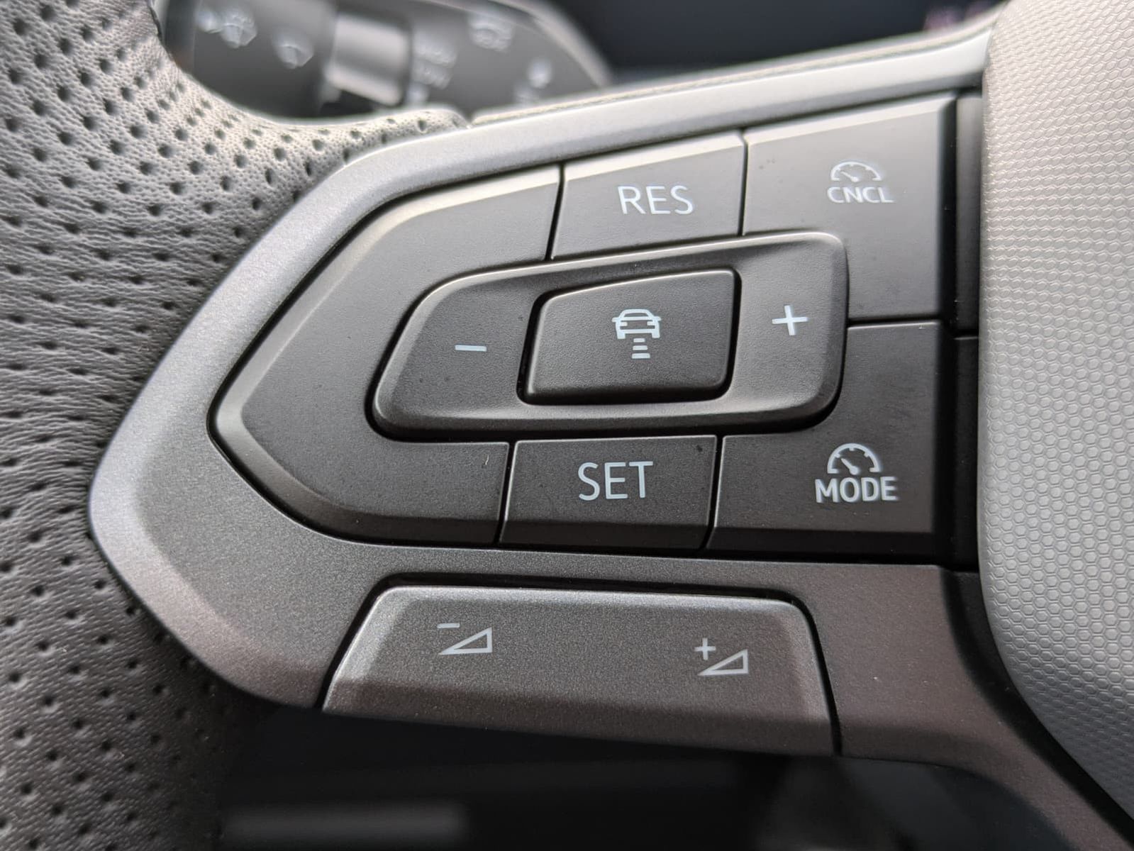 Fahrzeugabbildung Volkswagen Tayron 2.0 TDI 4M R-Line 7Si*MATRIX*AHK*PANO*HUD