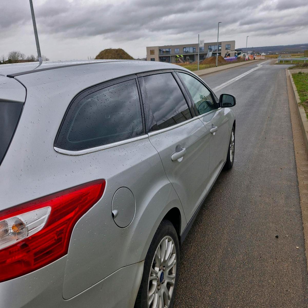 Ford Focus 2011 — вигляд ззаду