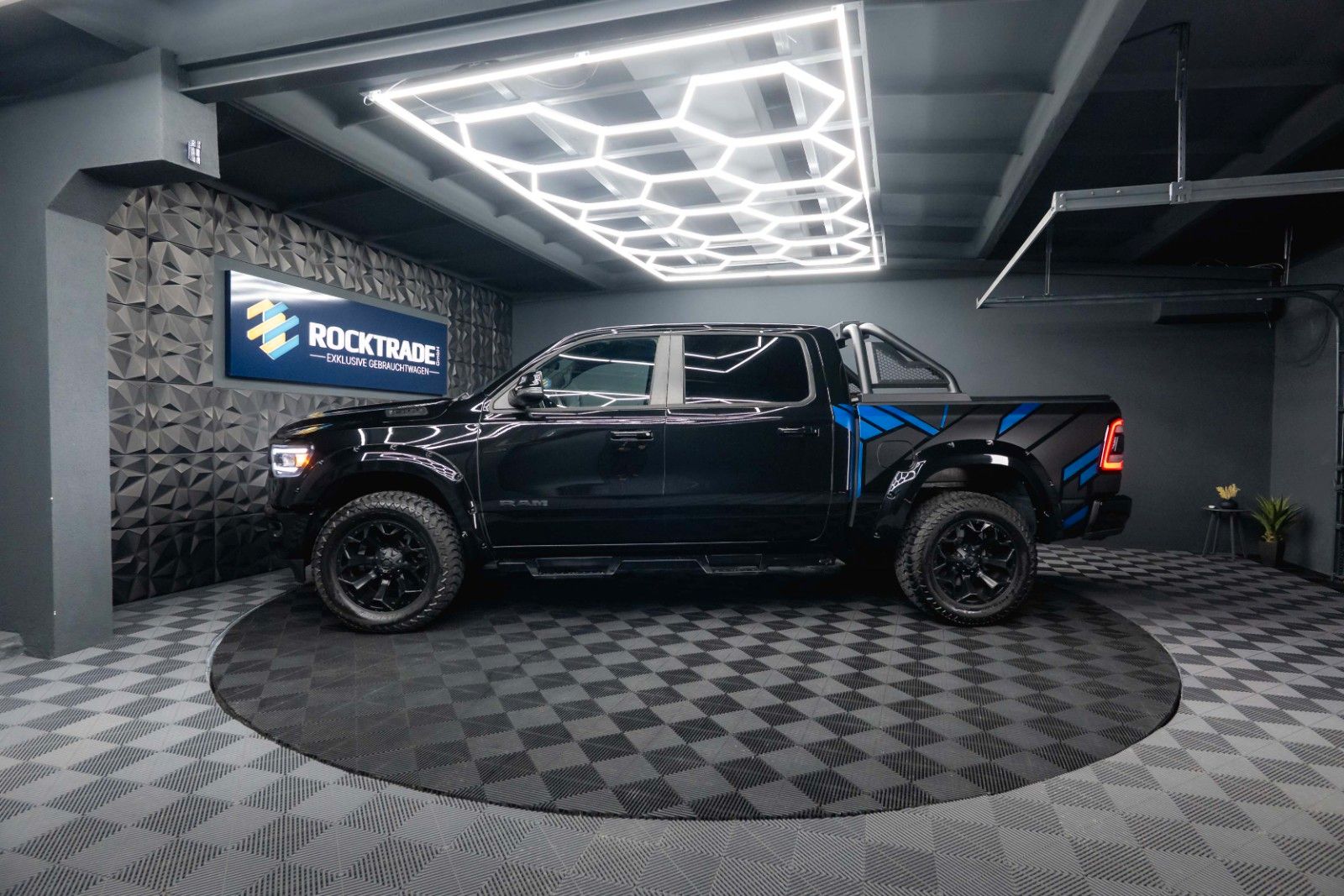 Fahrzeugabbildung Dodge RAM 5.7 V8 HEMI 4x4 OFFROAD Night Unfallfrei LED
