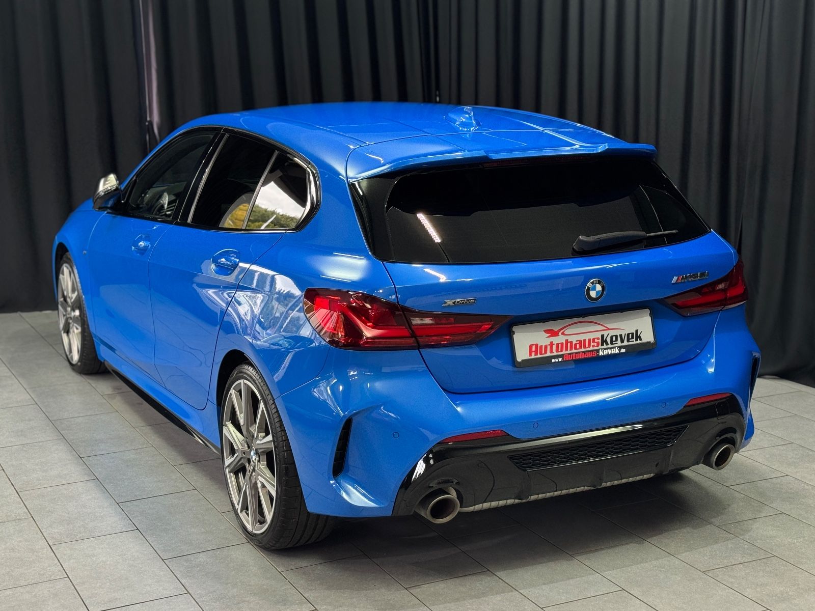 Fahrzeugabbildung BMW M135 i xDrive|H/K|NAVI|ACC|HEAD-UP|SPORTSITZE|