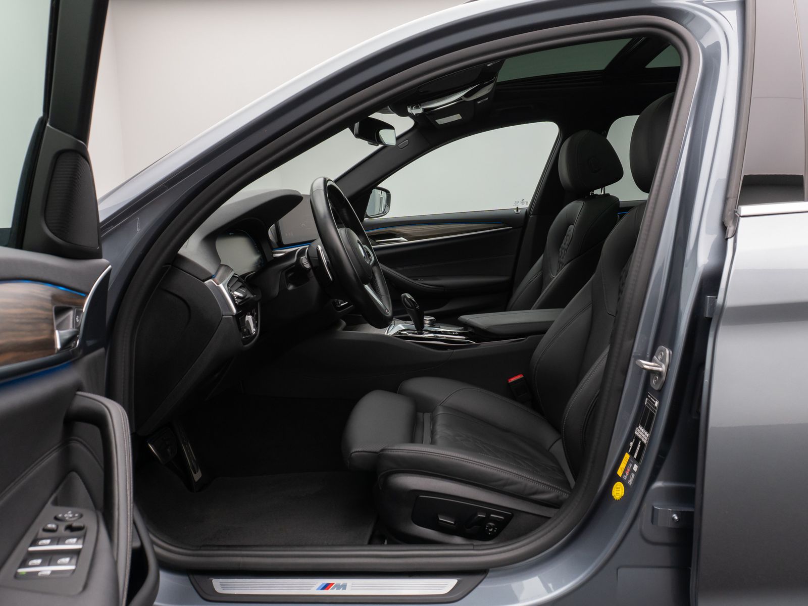 Fahrzeugabbildung BMW 530e xD M Sport Panorama 360°DAB HiFi AHK Alarm