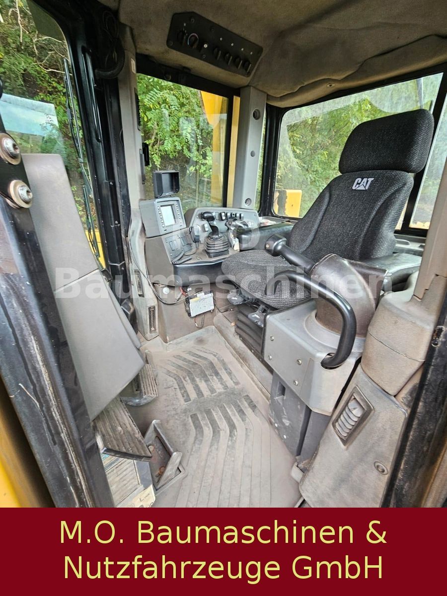 Fahrzeugabbildung CAT D 8 T / Ripper / AC /