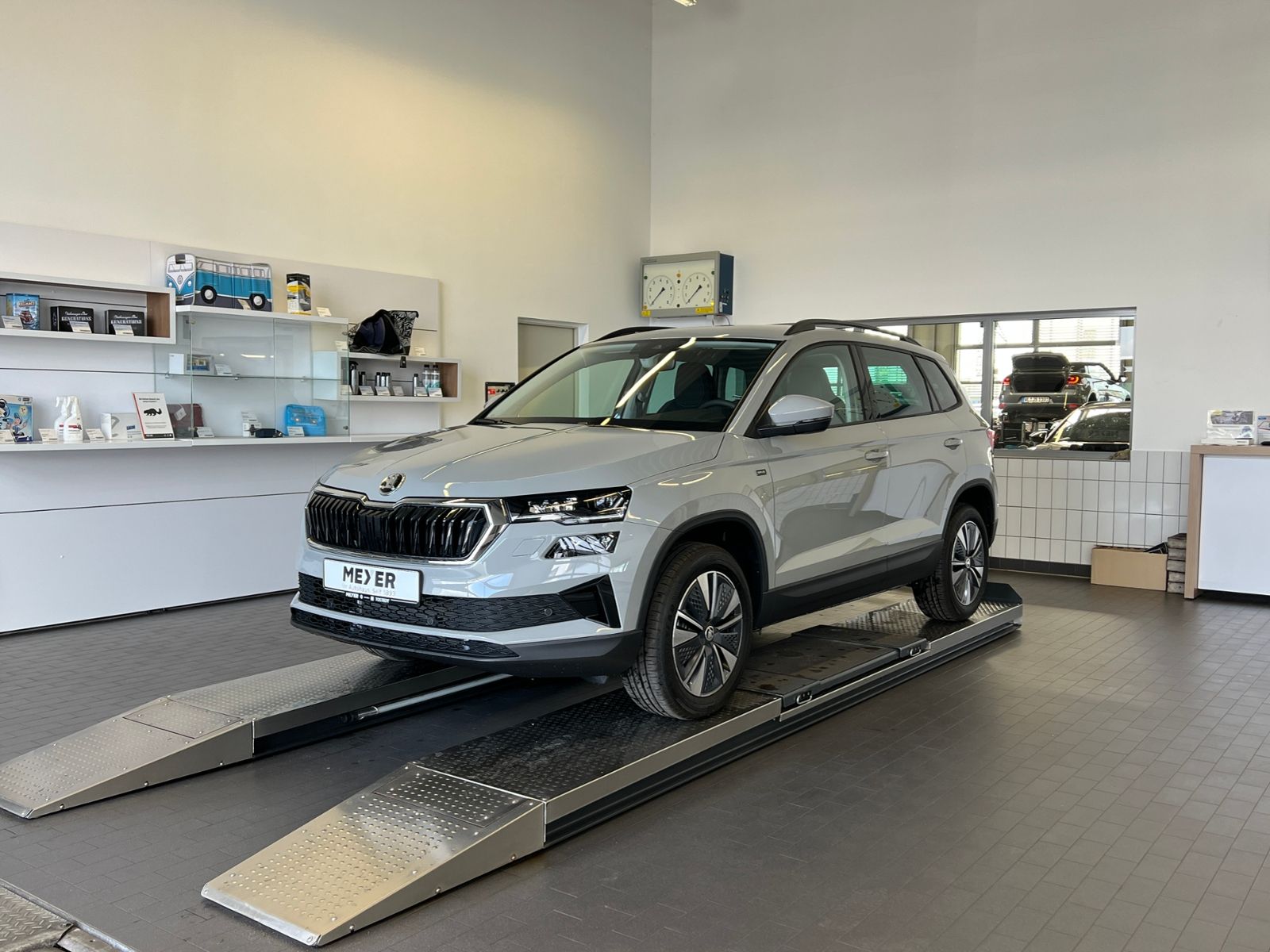 Fahrzeugabbildung SKODA Karoq DRIVE 1.5 TSI DSG *AHK, ACC, LED, Virtual
