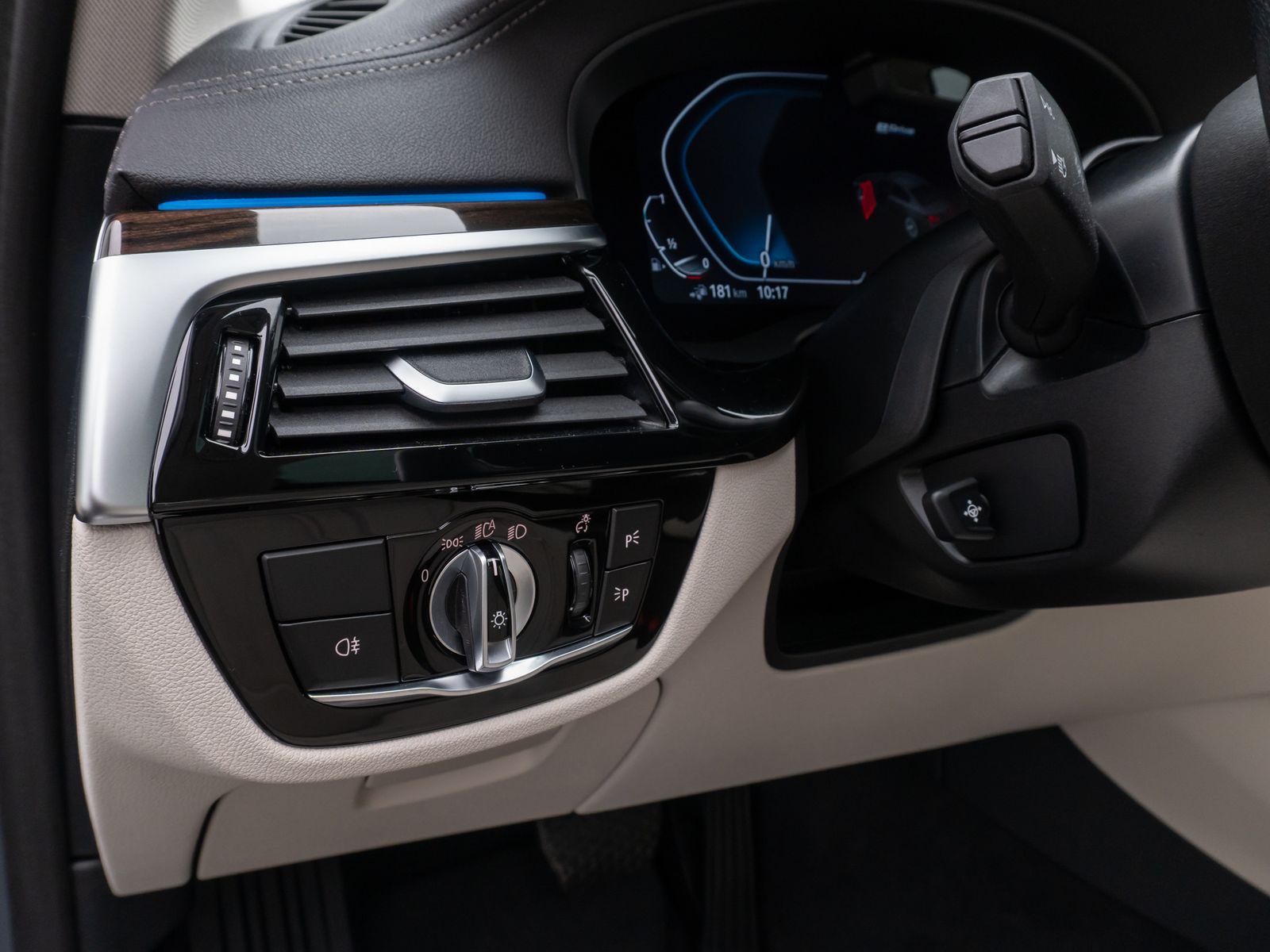 Fahrzeugabbildung BMW 530e Luxury Line 360°Glasdach Laser HUD DAB HiFi