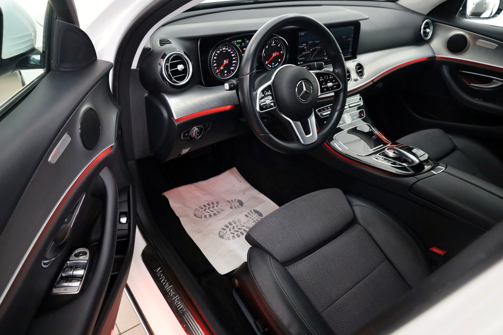 Fahrzeugabbildung Mercedes-Benz E 300de T Avantgarde,Navi,LED,Kamer,SH,AHK,SR+WR