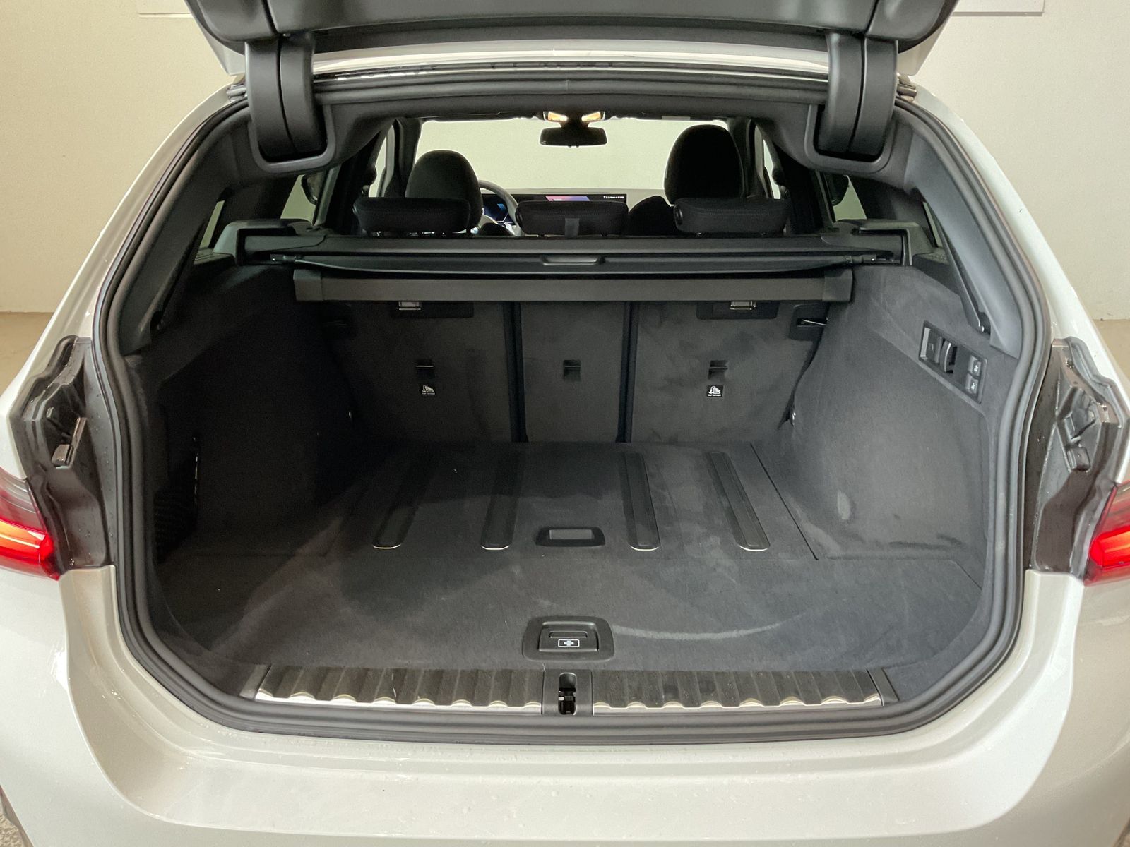 Fahrzeugabbildung BMW 320d Panorama Glasdach, H&K Hifi, 18" &apos;LMR