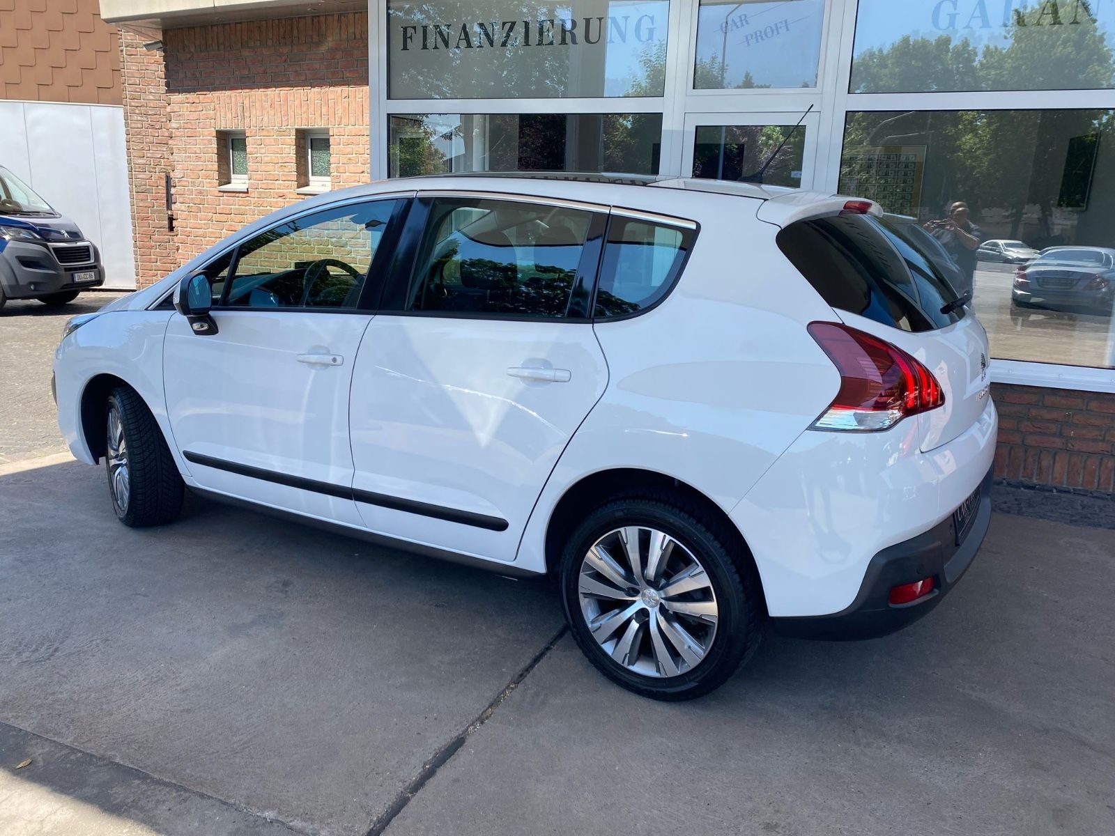 Fahrzeugabbildung Peugeot 3008 Active Autom.  Navi/Panorama/Kamera/1.Hand