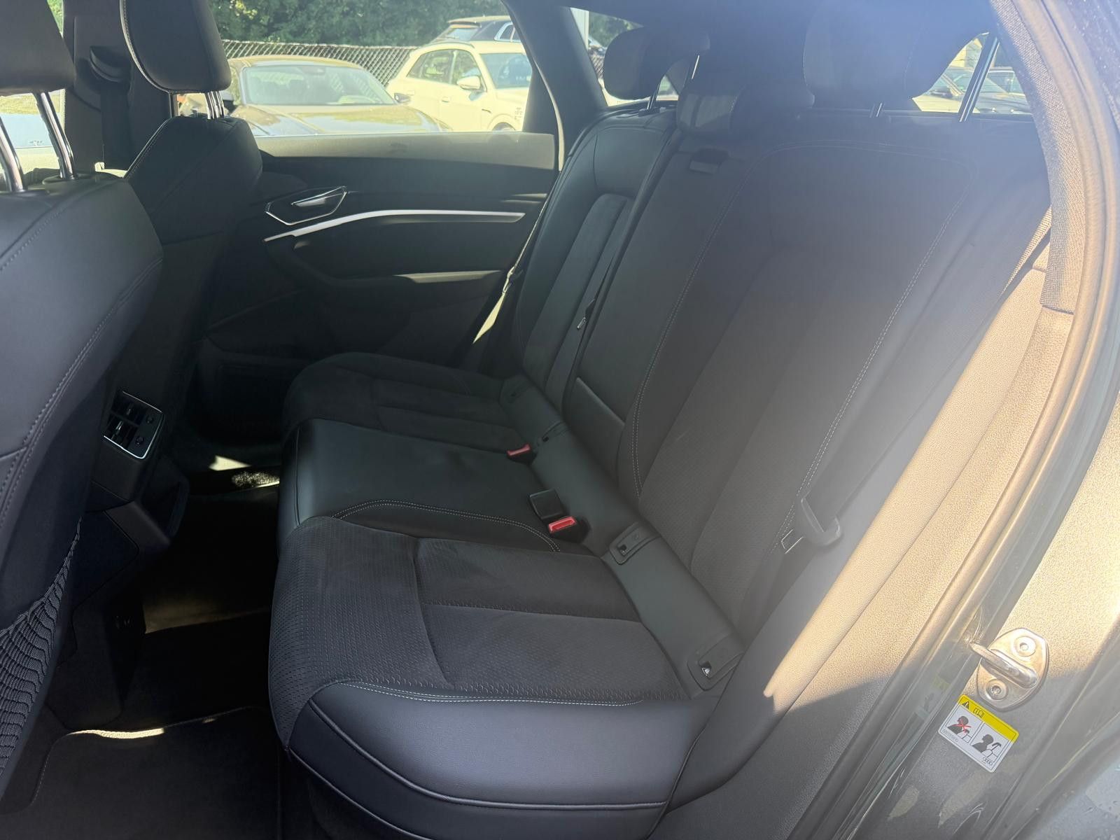 Fahrzeugabbildung Audi e-tron 55 QUATT 2X S LINE LUFT+LED+SHZ+NAVI+AHK+