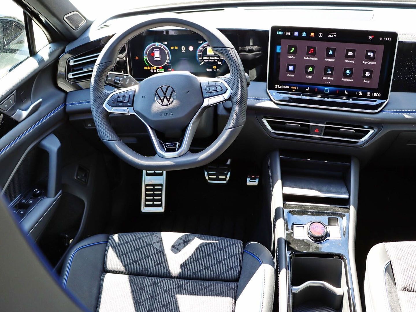 Volkswagen Tiguan R-Line 1.5 eHybrid OPF DSG MATRIX PANO AH foto 5