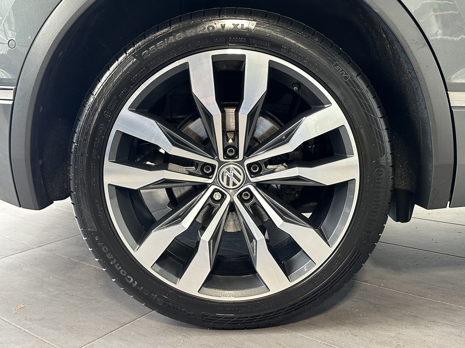 Fahrzeugabbildung Volkswagen Tiguan 1.5 TSI DSG R-Line NAV+LED+HUD+ACC+KAMERA