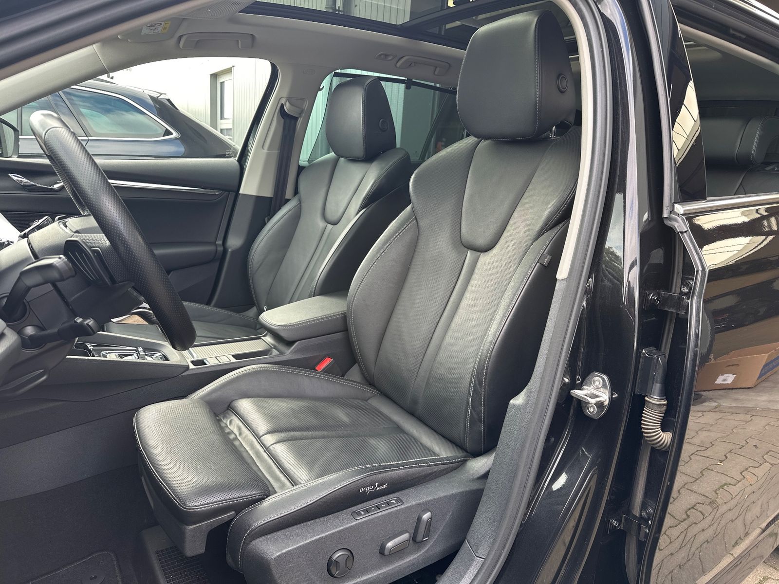 Fahrzeugabbildung SKODA Octavia Combi 1.4 TSI iV DSG Style NAV+LED+HUD
