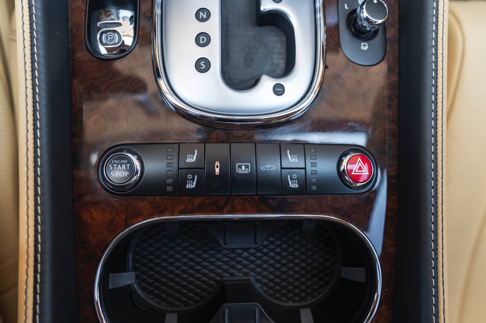 Fahrzeugabbildung Bentley Flying Spur 6.0 W12 Autom. Bixenon NAVI PDC KAM