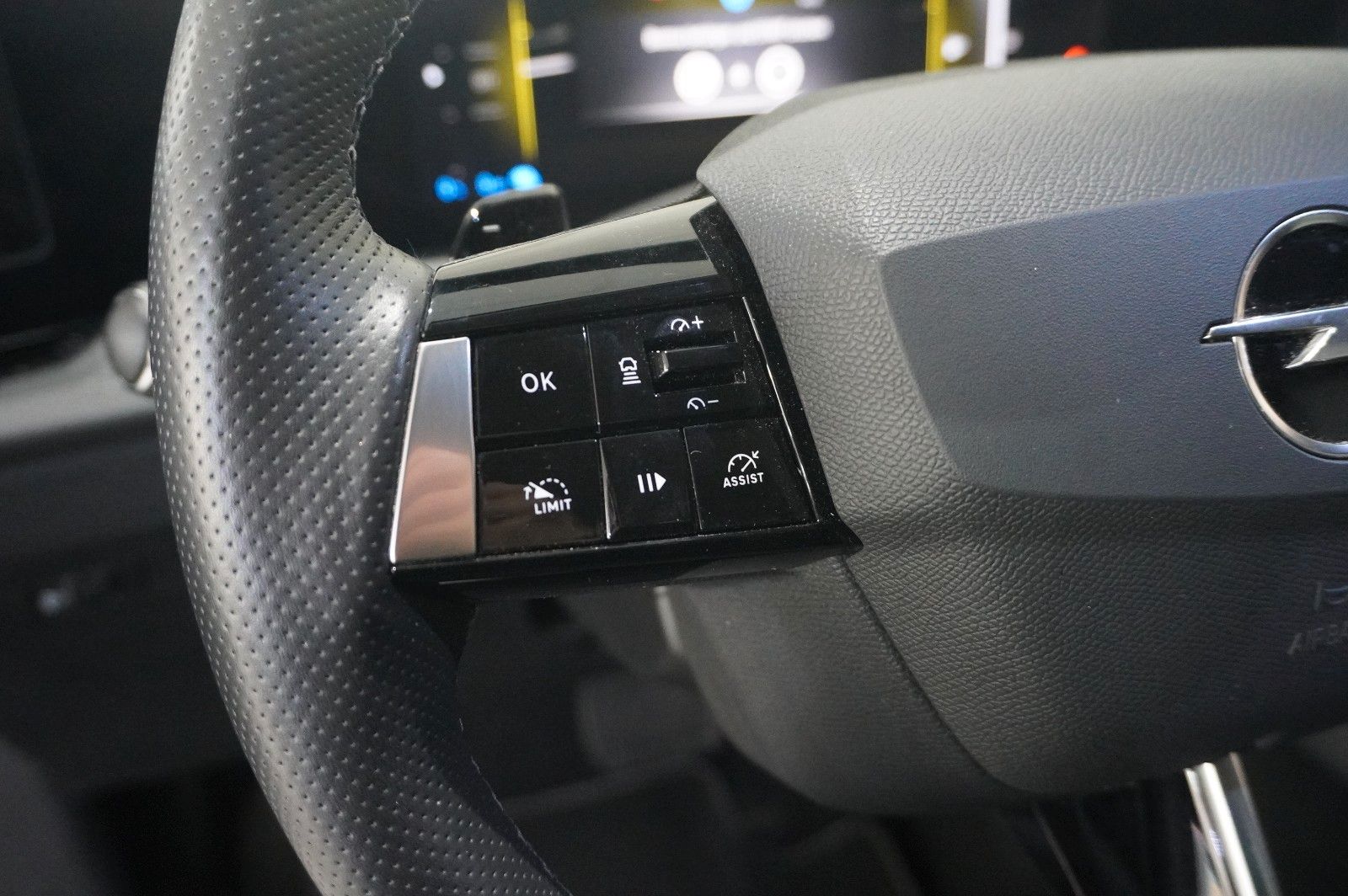 Fahrzeugabbildung Opel Astra L Lim. 1.6 HYBRID ELEGANCE NAVI/LED/SH/AHK