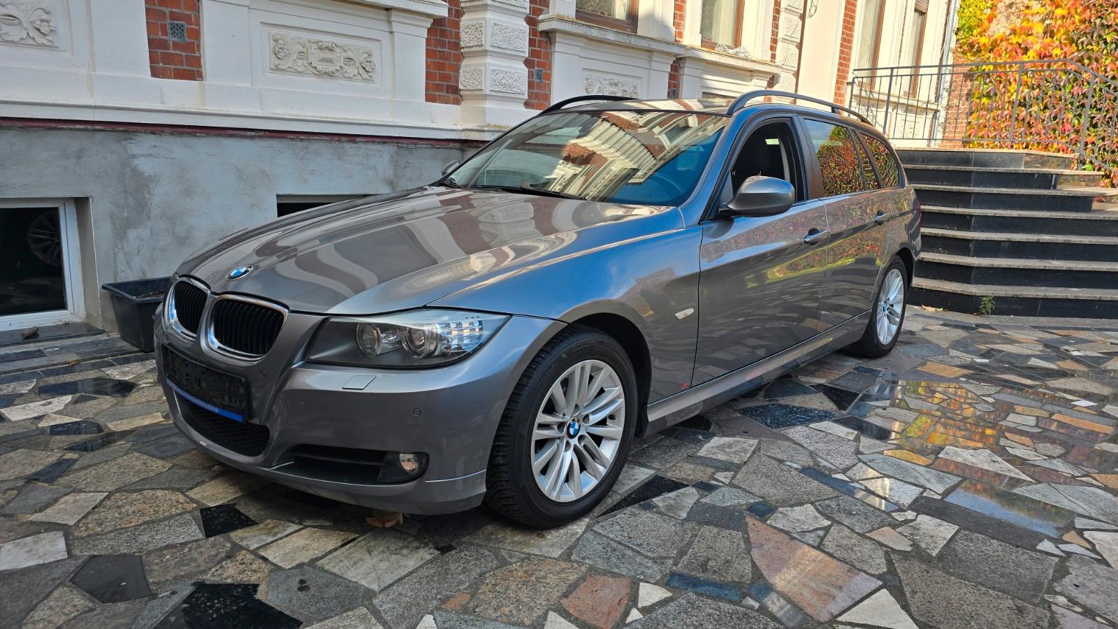 BMW 318i Automatik NAVI Panorama Schiebedach PDC