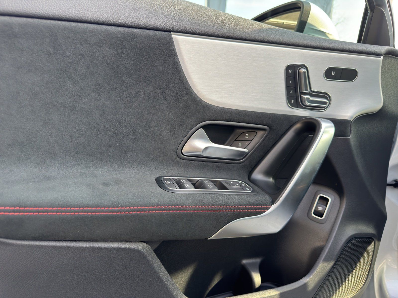 Fahrzeugabbildung Mercedes-Benz A220d Limo AMG Prem DISTR Memo AHK 360°schw.Glas