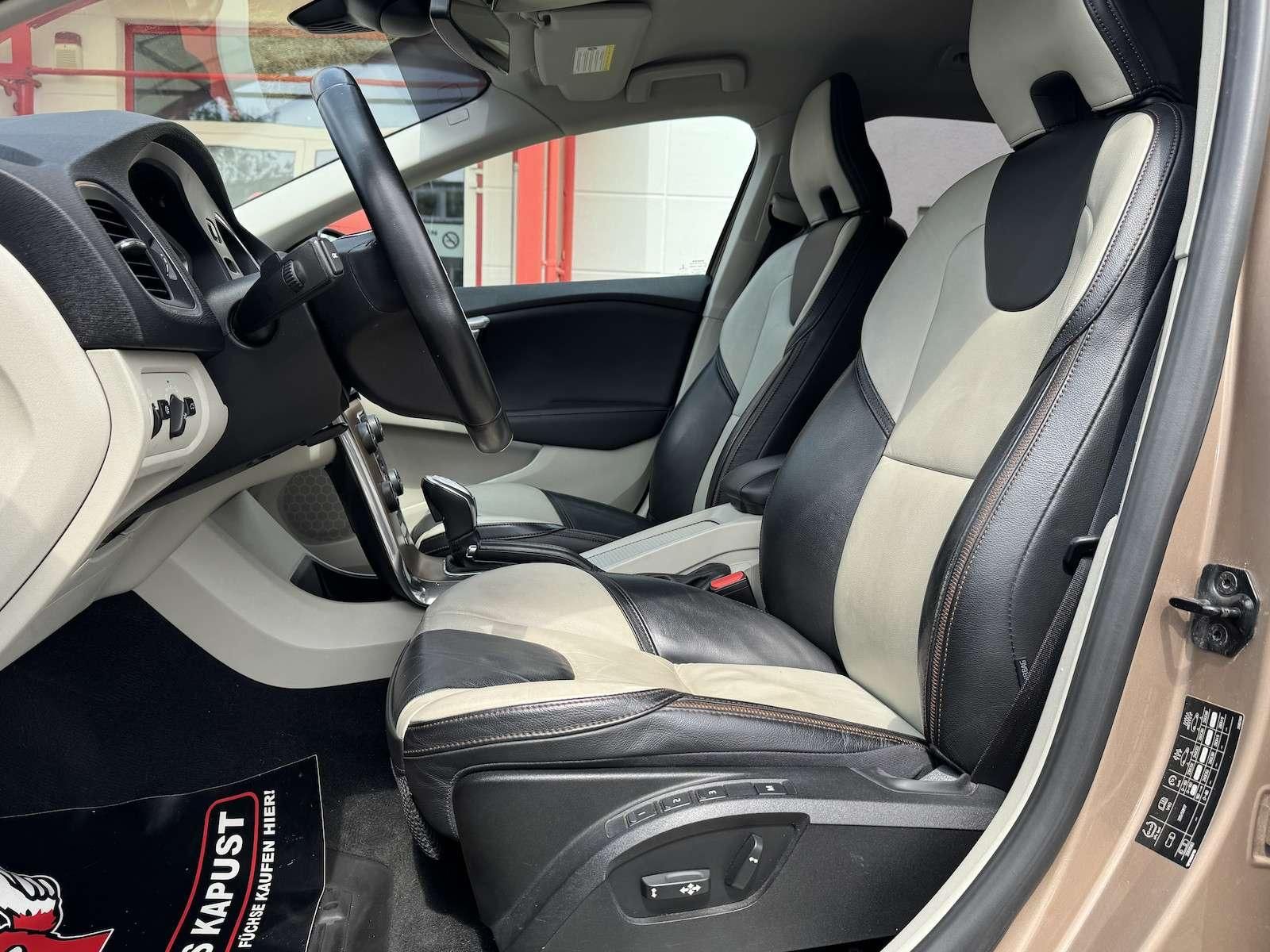 Fahrzeugabbildung Volvo V40 Cross Country T5 AWD/Navi/Xenon/StandHz 1...