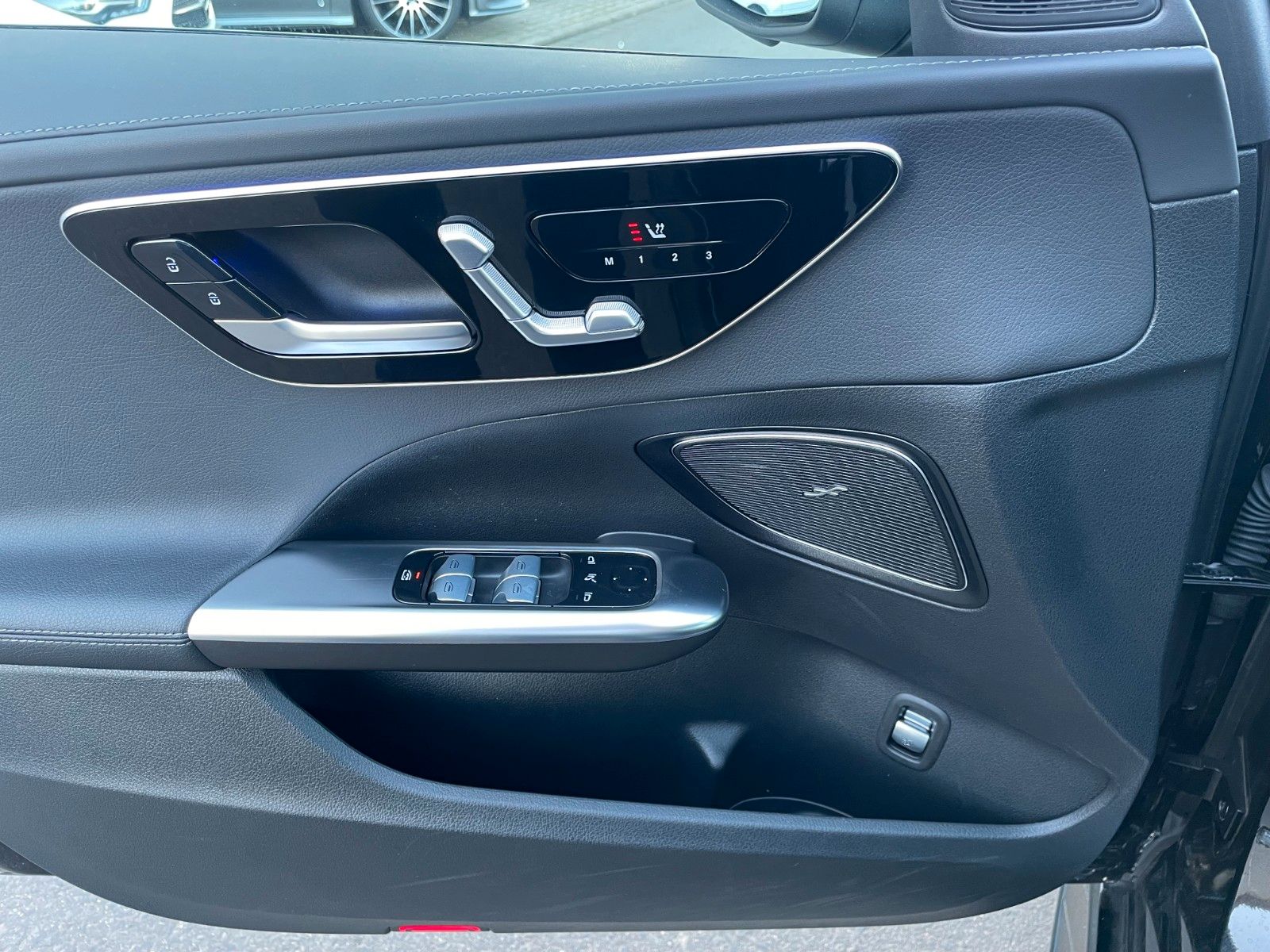 Fahrzeugabbildung Mercedes-Benz C 200 AMG AHK+Memory+Distr+R-Kamera+Keyless+19"