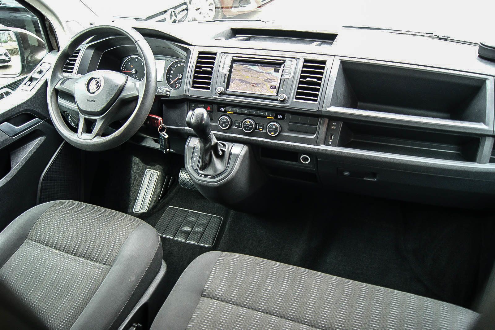 Fahrzeugabbildung Volkswagen T6 Caravelle lang 2.0 TDI DSG 9-Sitze NAVI XENON