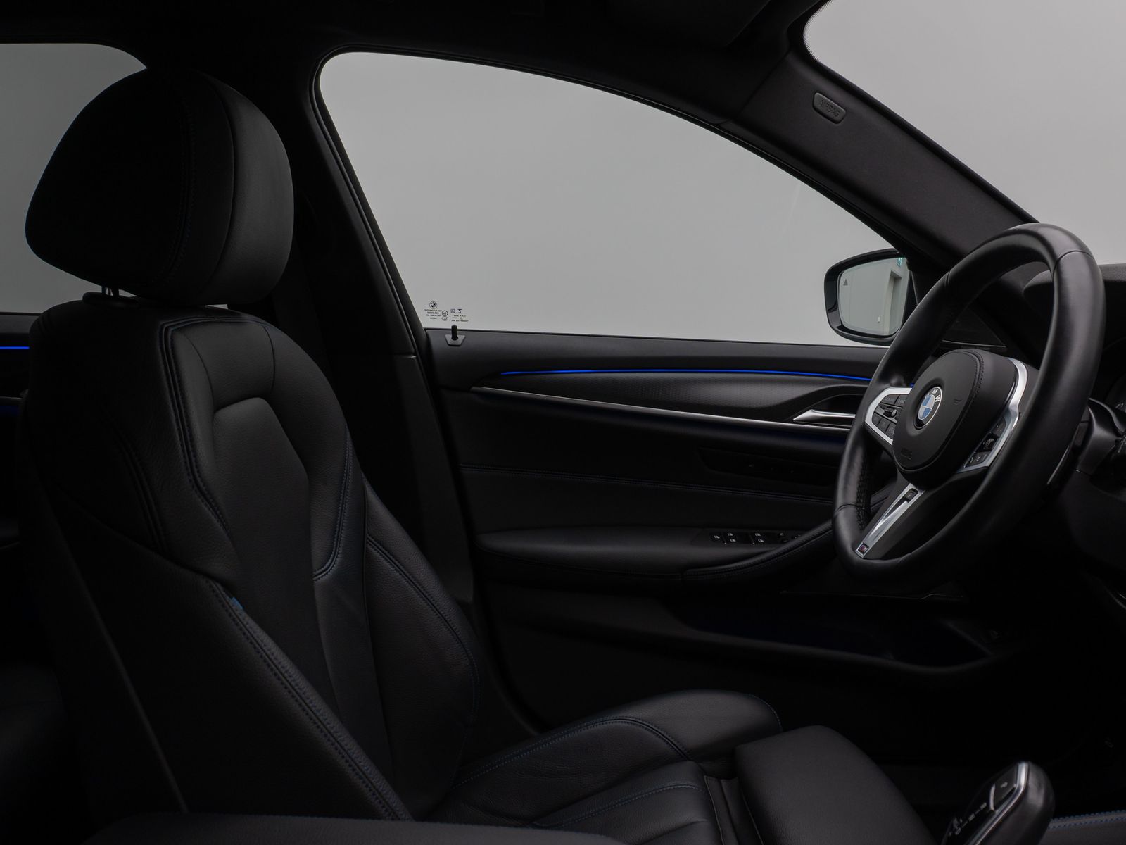 Fahrzeugabbildung BMW 530d xD M Sport Kamera HUD DAB H/K Komfort Alarm