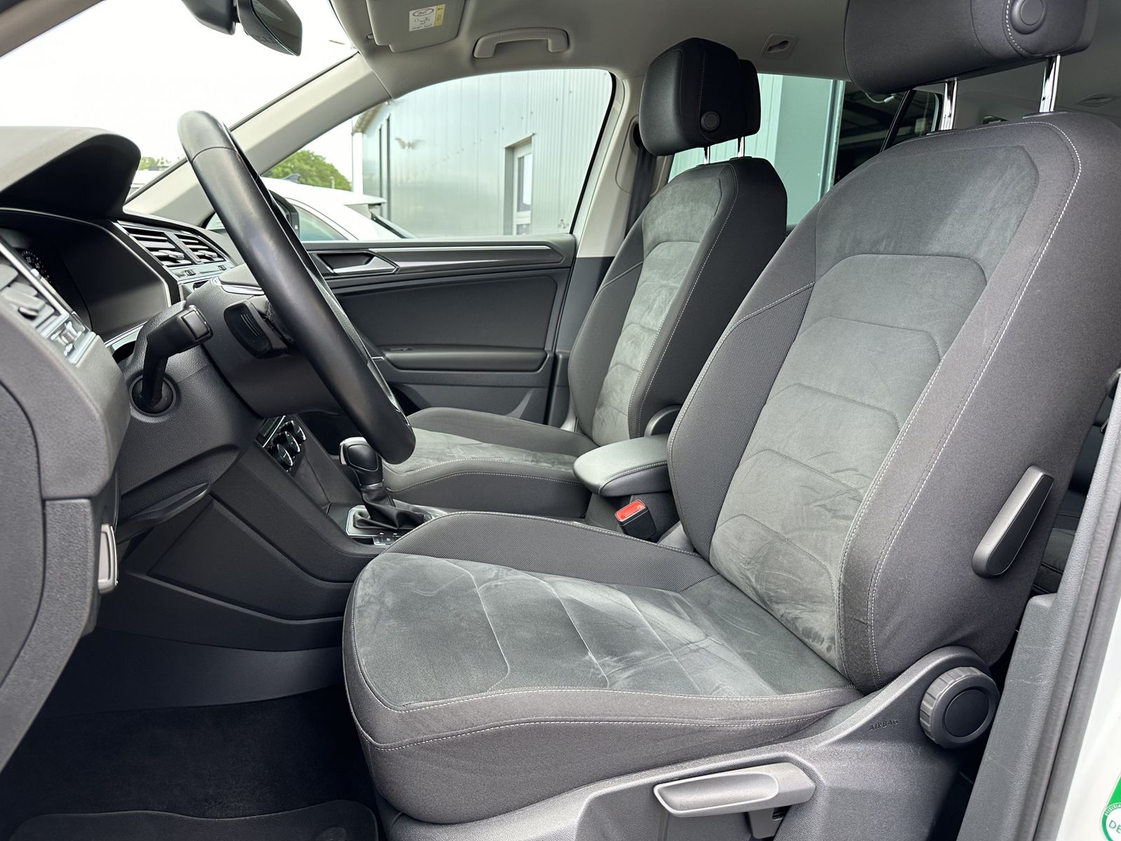 Fahrzeugabbildung Volkswagen Tiguan 2.0 TSI 4M DSG HL NAV+LED+DIGDISPLAY+ACC
