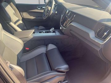 Volvo XC60 Plus Black Edition Recharge Plug-In Hybrid 