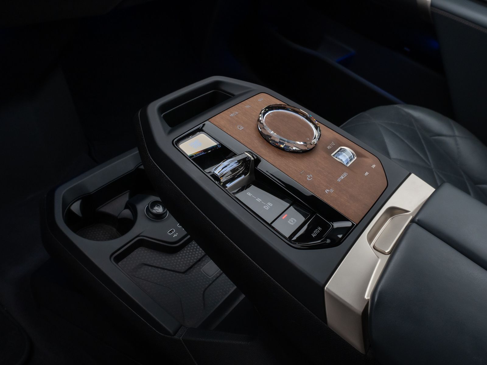Fahrzeugabbildung BMW iX xD40 Sport SkyLounge Laser 360°DAB H/K 22Zoll