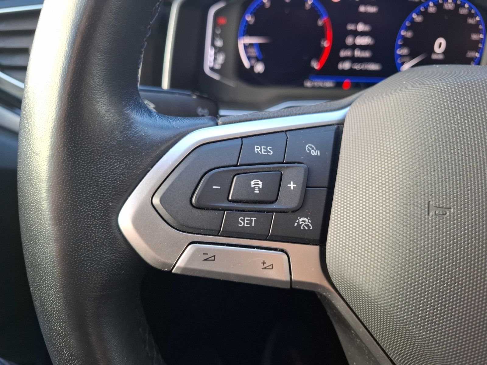 Fahrzeugabbildung Volkswagen Polo TSI Style Matrix Navi AID ACC PDC SH LM