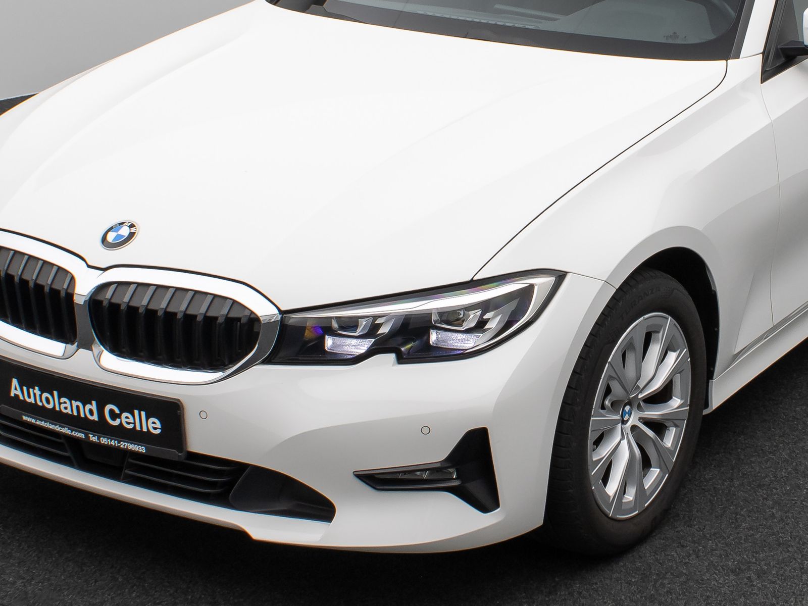 Fahrzeugabbildung BMW 320d Panorama DAB HiFi Stop&Go Alarm AHK PDC