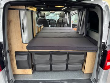 Mercedes V 220 - 11