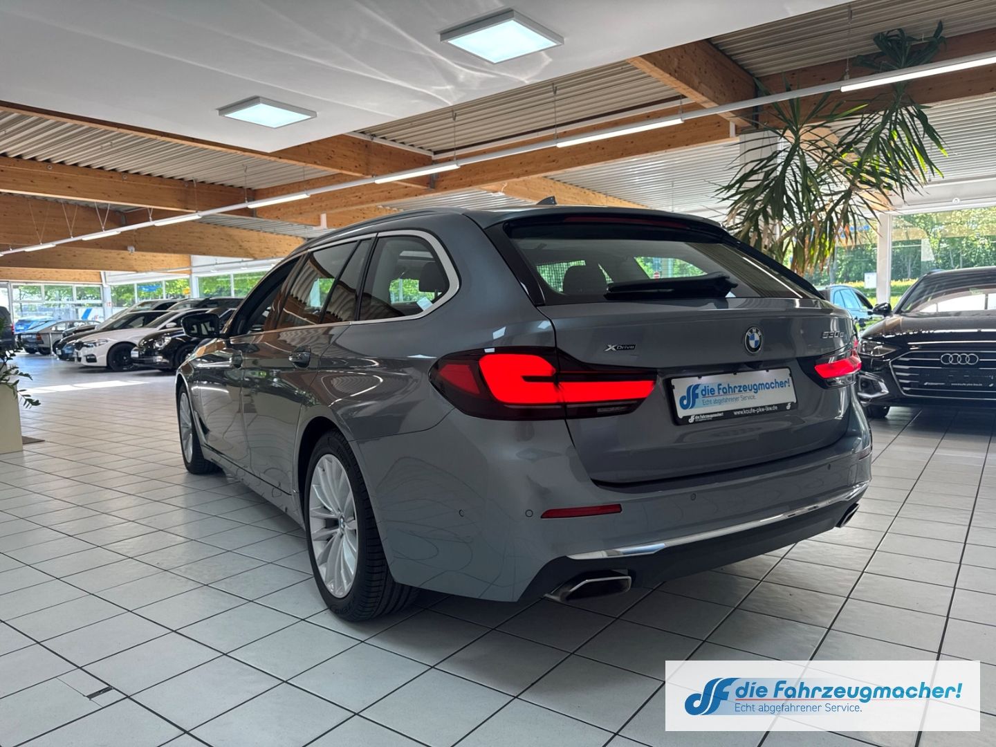 Fahrzeugabbildung BMW 530 e xDrive Luxury Line Touring HUD LuftF Pano