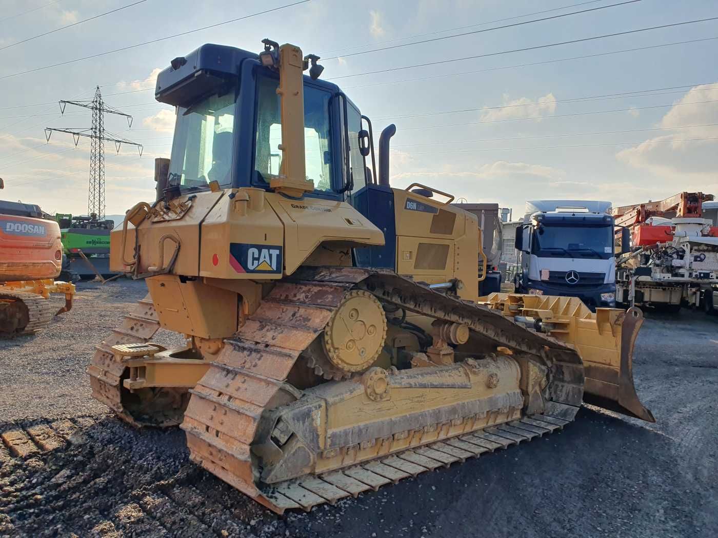 Fahrzeugabbildung CAT D6N LGP / 7.374h / 6-Wege Klappschild / Bj: 2017