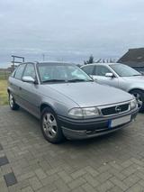Opel Astra 1.6 GLS  - Opel Astra Gl mit Benzin-Antrieb