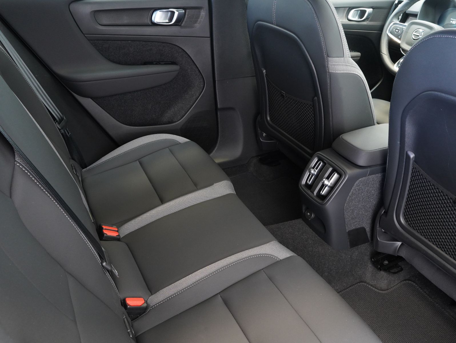 Fahrzeugabbildung Volvo XC40 Core Recharge Pure Electric AWD