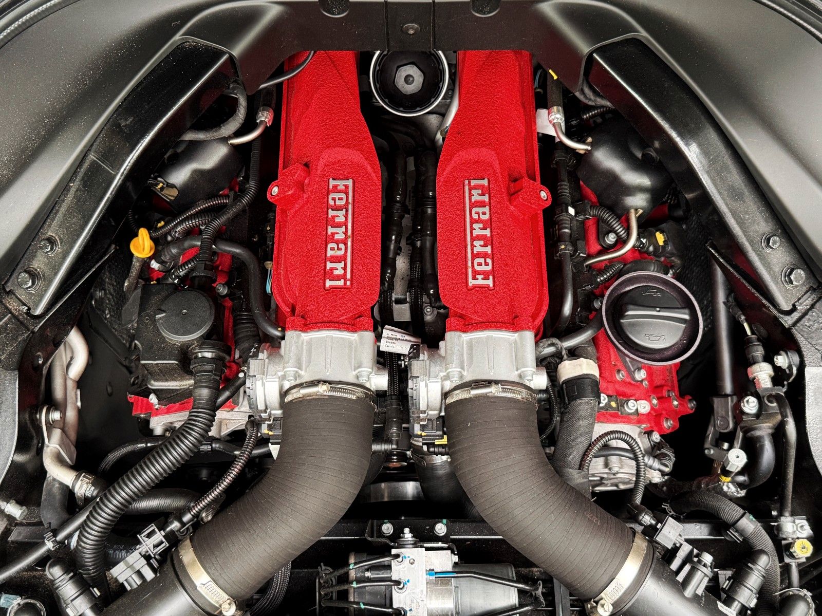 Fahrzeugabbildung Ferrari Roma +Carbon + ADAS + Beifahrerdisplay