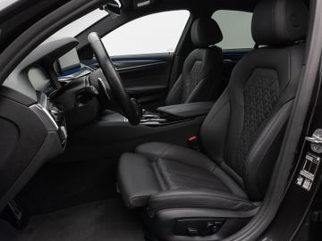 Fahrzeugabbildung BMW 520d M Sport  Kamera HUD DAB HiFi AHK DisplayKey
