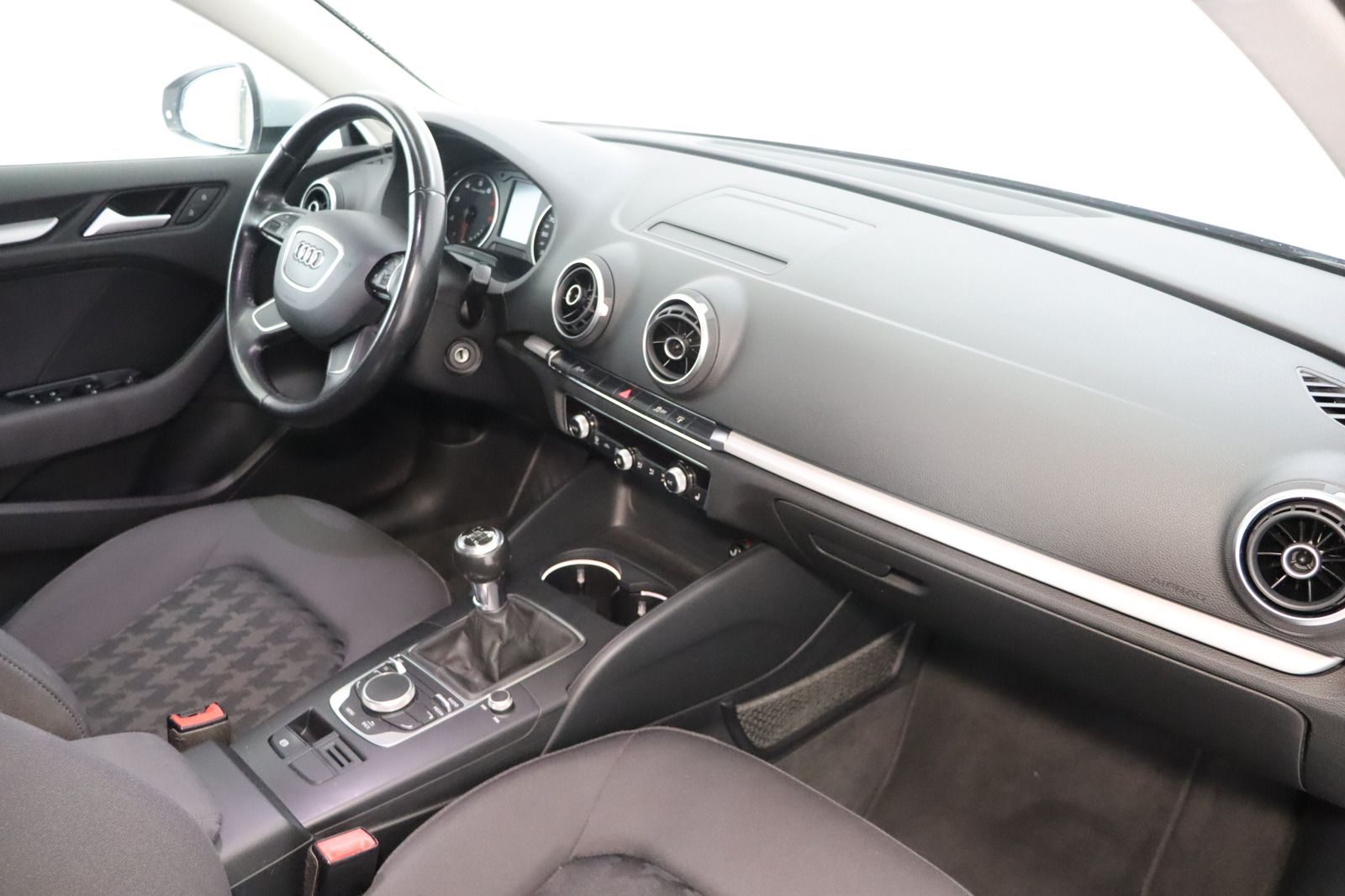 Fahrzeugabbildung Audi A3 1.4 TFSI Ambiente Sportback * Navi * Bi-Xenon