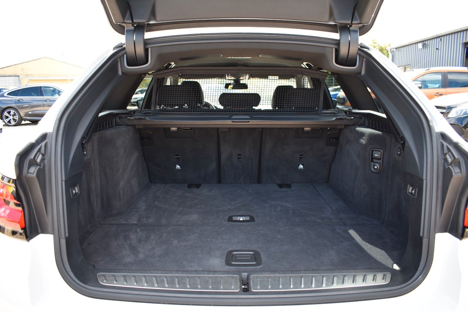 Fahrzeugabbildung BMW BMW 520d Touring  xDrive/M Sport/Anhänger/Shadow