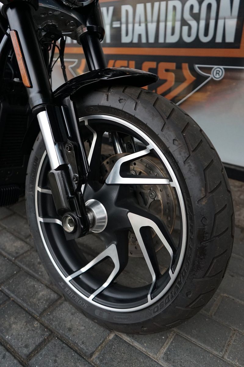 Fahrzeugabbildung Harley-Davidson Softail Sport Glide FLSB 107 mit Miller Auspuff