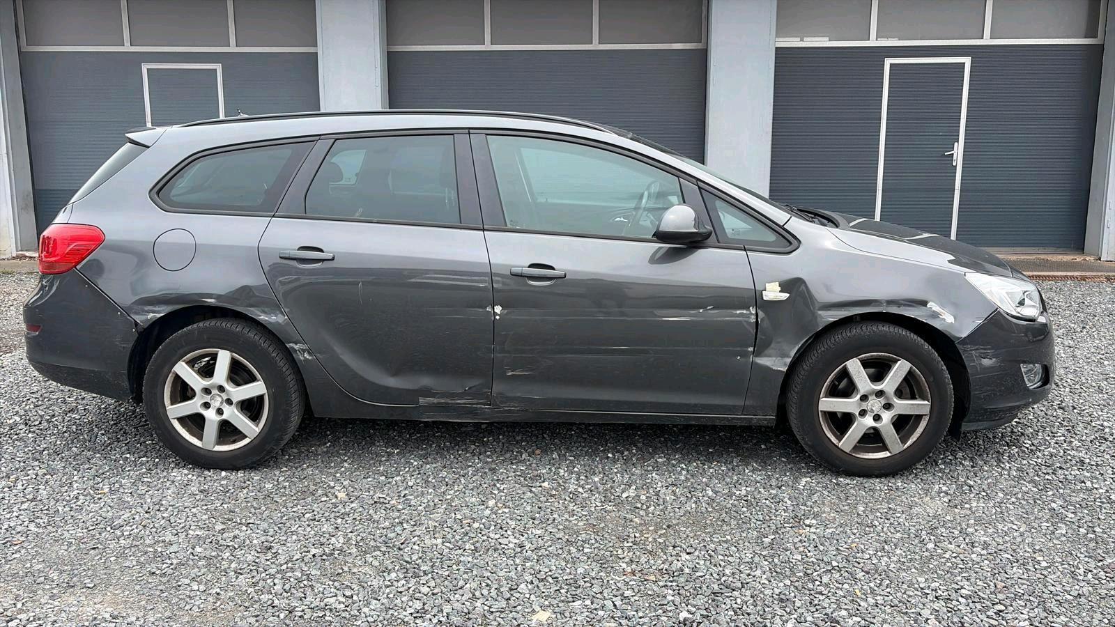 Opel Astra 2013 — interior