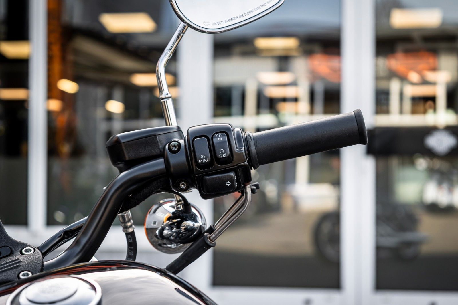 Fahrzeugabbildung Harley-Davidson XL883L SUPERLOW SPORTSTER - VIVID BLACK