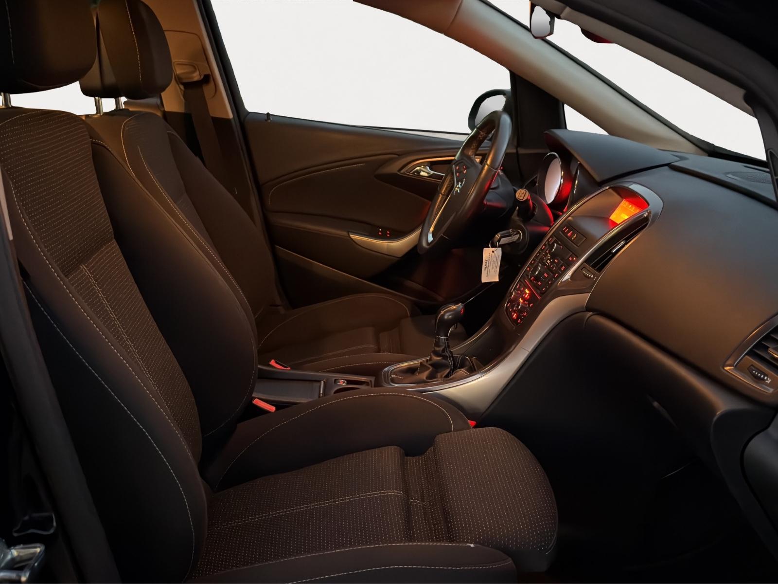 Opel Astra 2011 — photo 18