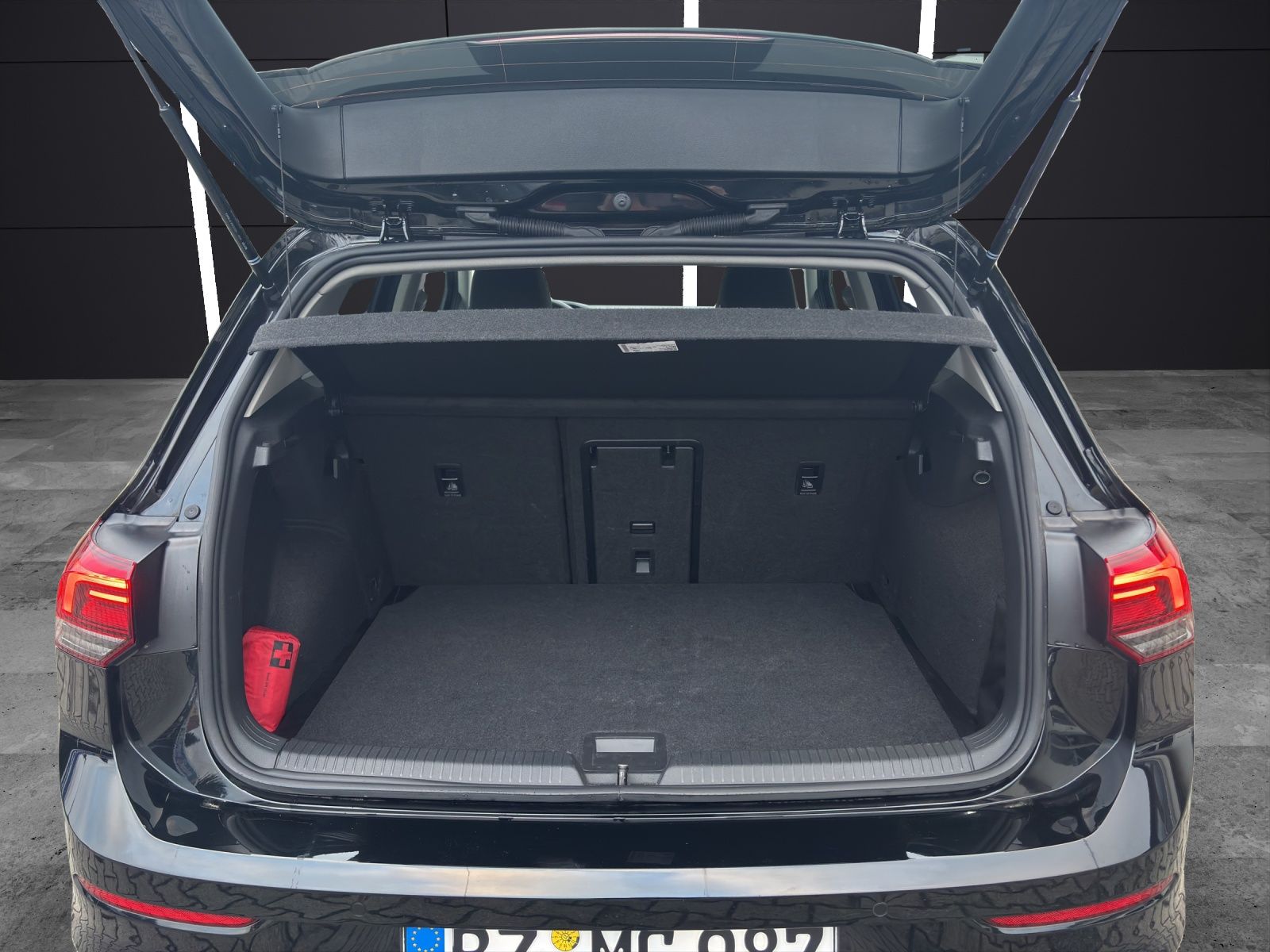 Fahrzeugabbildung Volkswagen Golf VIII TSI Move Climatronic AID PDC SH LM