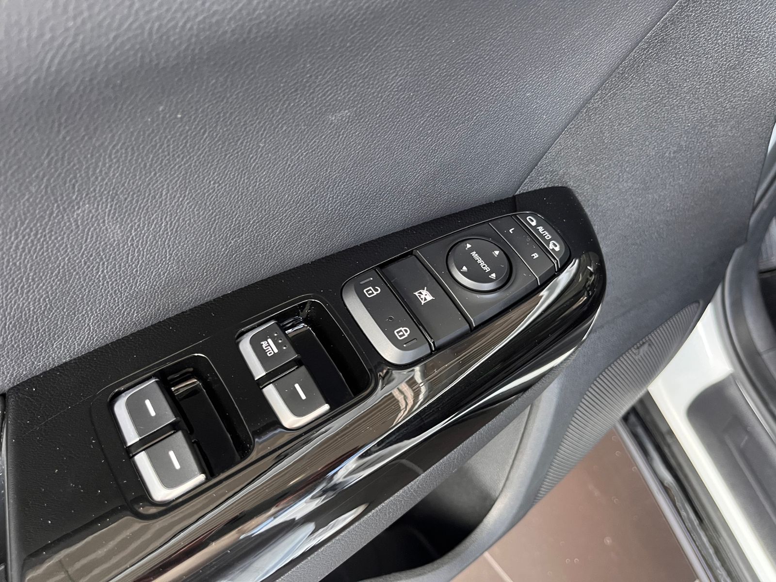 Fahrzeugabbildung Kia Sportage Black Edition 2WD LEDER LED NAV SHZ ALU